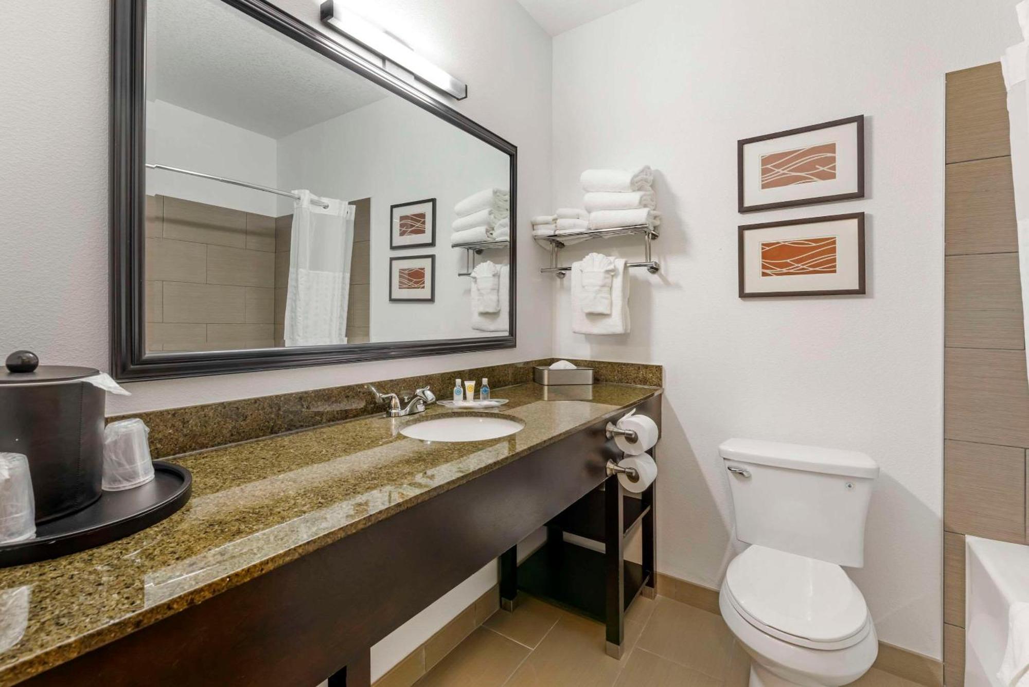 Comfort Suites Near Vancouver Mall Buitenkant foto